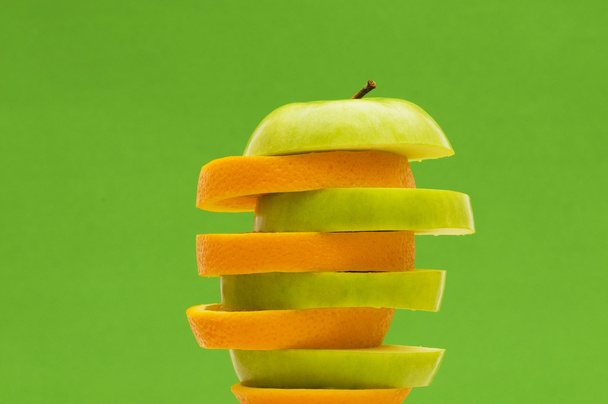 Viipaloitu appelsiini ja omena
 - Valokuva, kuva