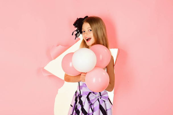 kislány lufikkal rózsaszín háttéren - Fotó, kép