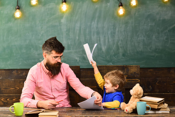 Tutors or teacher helps the student become an independent learner. accessible. he must also have the parents trust. Tutor needs to be enthusiastic and needs to like his subject. - Фото, изображение