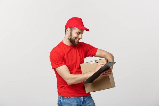 Ritratto di uomo di consegna maschio sorridente che scrive sugli appunti e tiene la scatola. isolato su sfondo bianco
 - Foto, immagini
