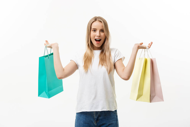Концепція покупки та способу життя: молода щаслива літня покупка жінка посміхається та тримає сумки для покупок ізольовані на білому тлі
 - Фото, зображення