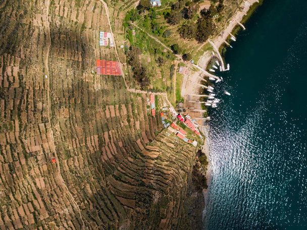 Photo aérienne de bateaux au lac Titicaca
 - Photo, image