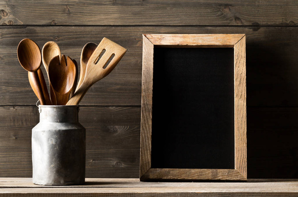 Herramientas de cocina de madera con cucharas y espátula con menú b
 - Foto, imagen