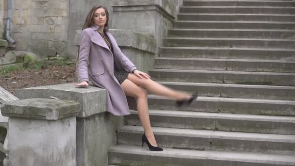hermosa mujer se sienta en las escaleras al aire libre
 - Imágenes, Vídeo