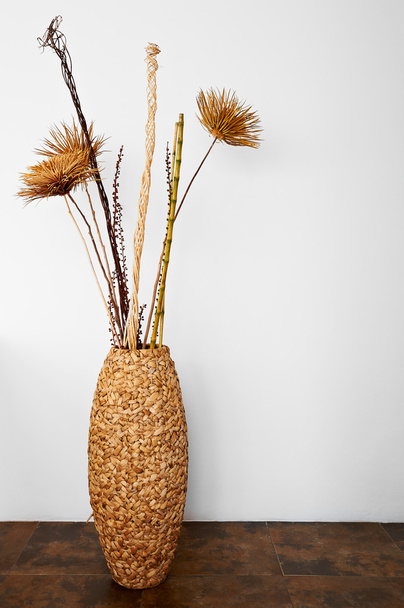 Decoration wicker vassel with dry plants - Zdjęcie, obraz