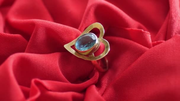Diamantový prsten na červené saténové - Záběry, video