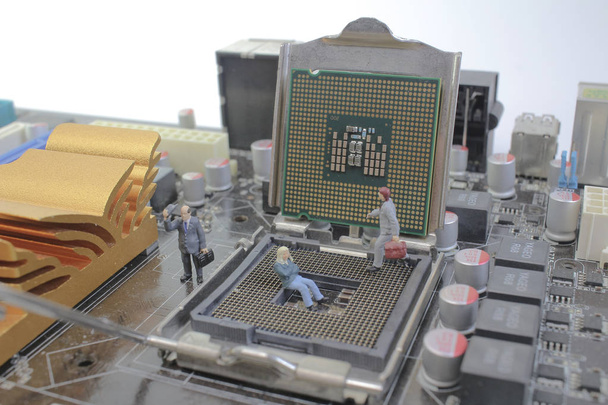 Équipe d'ingénieur réparer circuit carte mère
. - Photo, image