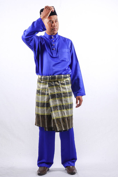 Jonge Aziatische man met volledige kleding van Baju Melayu (nationale Custome) voor de viering van Eid Mubarak - Foto, afbeelding