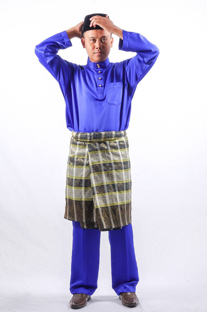 Joven asiático con atuendo completo de Baju Melayu (Custome Nacional) para la celebración de Eid Mubarak
 - Foto, Imagen