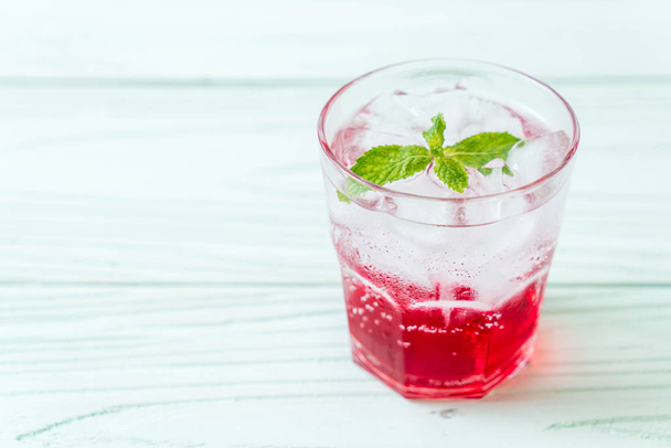 iced strawberry soda - Foto, Imagen