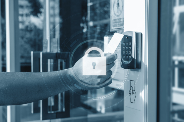 Hand met veiligheid sleutelkaart scannen open de deur tot het invoeren van particuliere gebouw met lock-pictogram technologie. Huis en het opbouwen van beveiligingssysteem - Foto, afbeelding