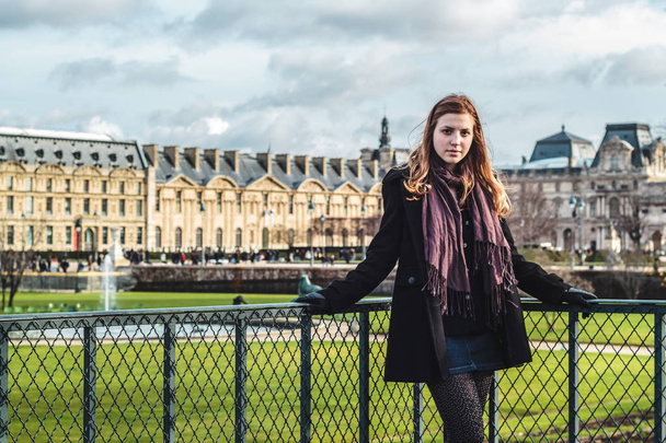 Дівчина біля музею Лувр, Париж - Фото, зображення