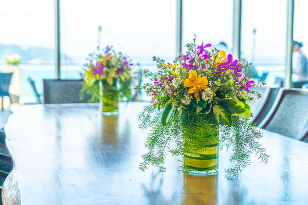 flowers in vase on dinning table - Foto, imagen