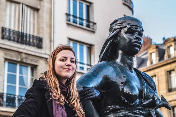 Meisje en standbeelden in de buurt van Louvre Museum in Parijs, Frankrijk - Foto, afbeelding