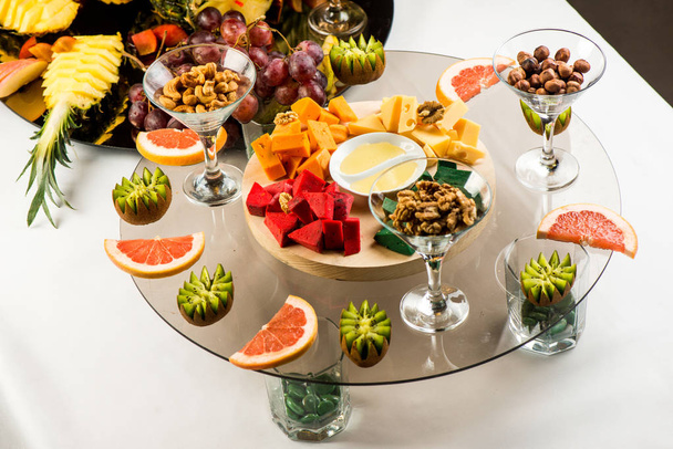 Ассортимент сыров, фруктов и закусок к празднику
 - Фото, изображение