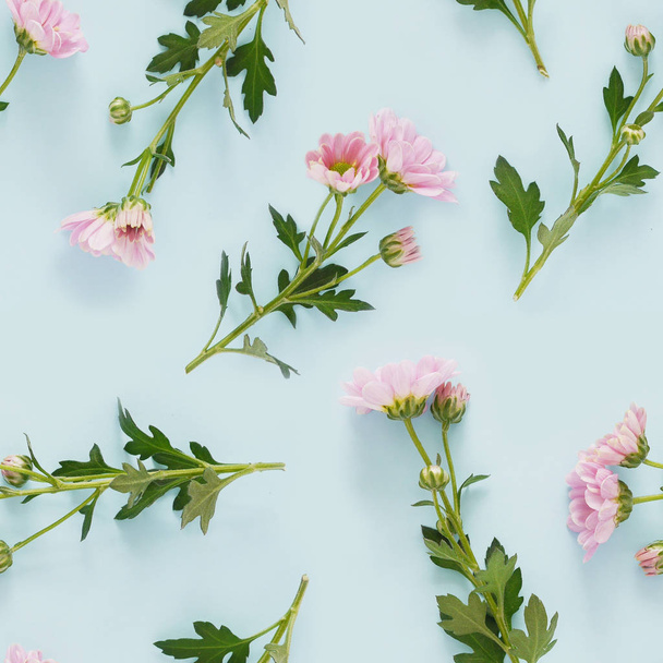 Gyönyörű virágok rózsaszín virágok mintázat a kék háttér - Fotó, kép