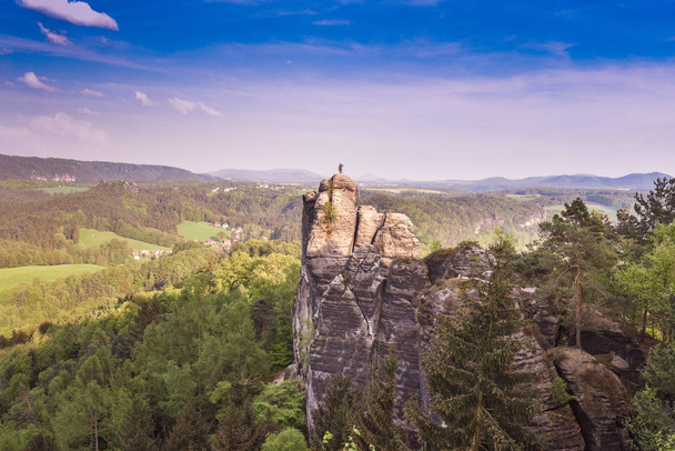 Bastei Rocas en Sajonia Suiza, alrededor de las ruinas del castillo de Neurathen. Alemania
. - Foto, imagen