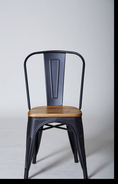 Aço com cadeira de madeira em cinza
  - Foto, Imagem