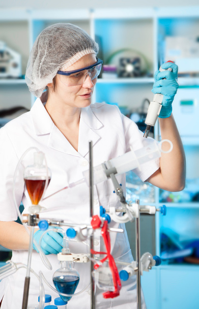 Tieteellinen tutkija, joka säilyttää nestemäistä liuosta laboratoriossa
 - Valokuva, kuva