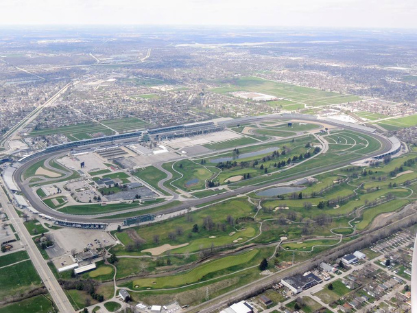 インディ アナポリス 500、自動車レースの上空は雲の切れ間からスピードウェイ、インディアナ州のインディ アナポリス ・ モーター ・ スピードウェイで毎年開催。飛行機からの眺め. - 写真・画像