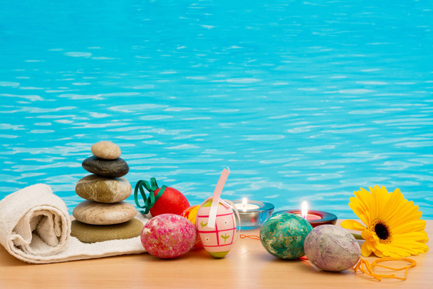 Wielkanoc w basen, wellness i zrelaksować się. Jaja i wody w tle fo - Zdjęcie, obraz