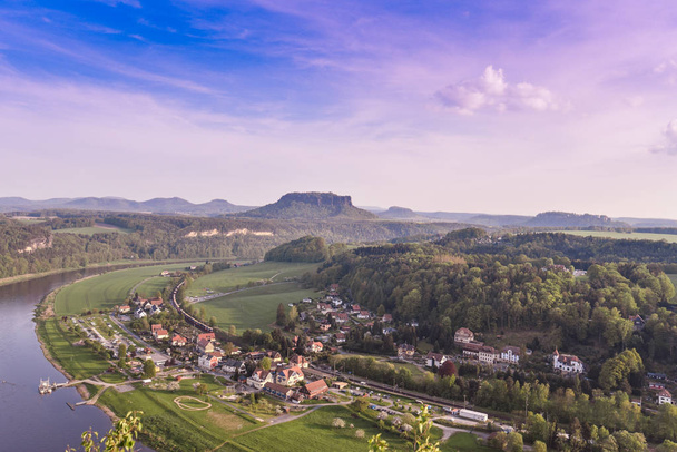 Vista do rio Elba e das Montanhas da Saxônia Suíça em Rathen
 - Foto, Imagem