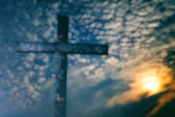 Wazig Christus kruis met lichte lekkage achtergrond, geschikt voor religie Concept. - Foto, afbeelding