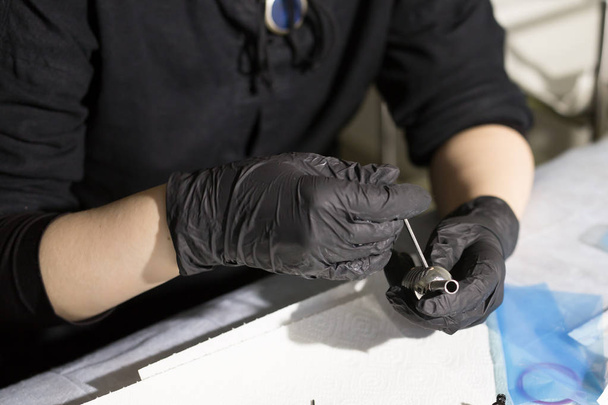 майстер татуювання художник готує інструменти для татуювання
. - Фото, зображення