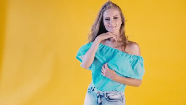 beautiful blonde girl posing on a yellow background - Metraje, vídeo