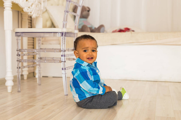 Roztomilý šťastný smíšené rasy baby boy portrét - Fotografie, Obrázek