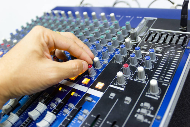 ruka muže držet ovládací míchání velké systému Hifi audio zařízení, ovládací panel digitální studio mix.  - Fotografie, Obrázek