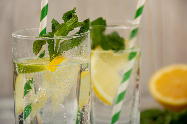 Вода з лимоном і льодом
 - Фото, зображення