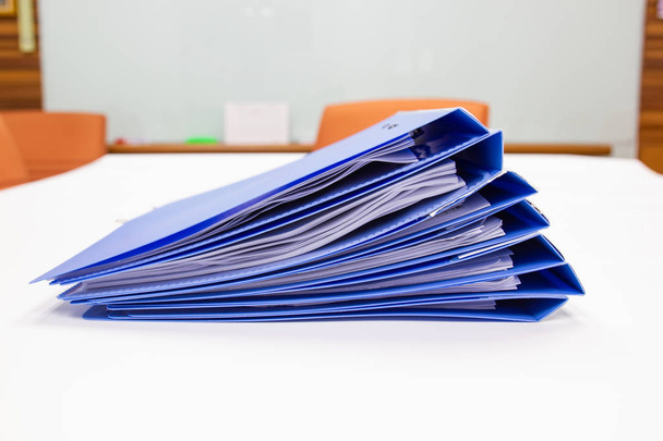папка с документами и документами для хранения контрактов на столе в зале заседаний
  - Фото, изображение
