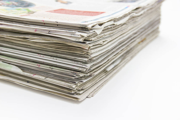 Primer plano - pila de periódicos en la mesa blanca en la oficina
  - Foto, Imagen