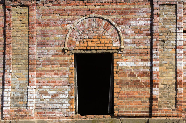 ajtók nagyon régi vörös téglából erődöt - Fotó, kép