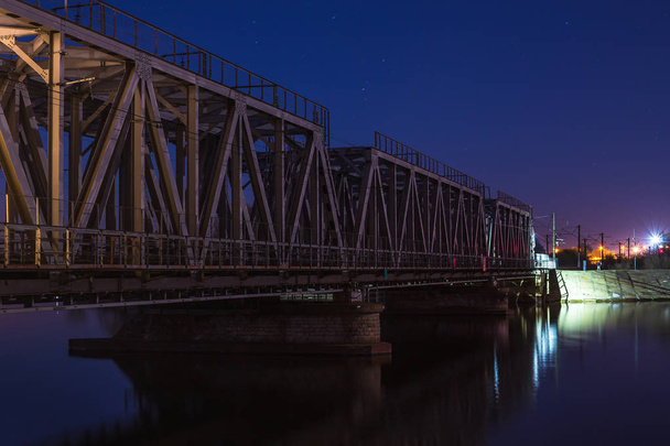 Most kolejowy nad rzeką w nocy, budowlane transport - Zdjęcie, obraz