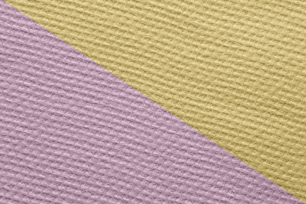 Omítka s malými čtverečky zdi namalované šikmo ve dvou barvách fialové a žluté - Fotografie, Obrázek