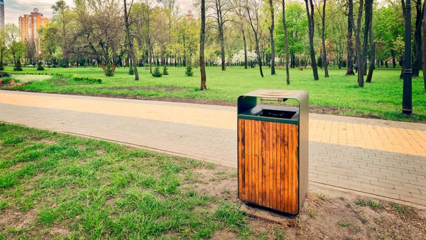 Natalka park, Kiev, Ukrayna, Dnieper Nehri Bahar yakın bir ahşap ve metal çöp kutusu - Fotoğraf, Görsel