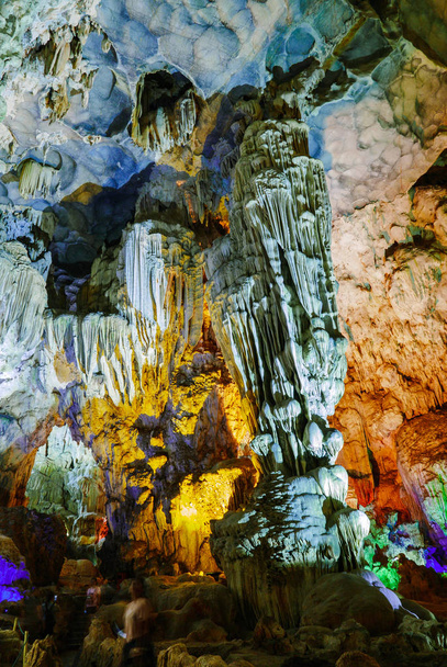 Πολύχρωμο εσωτερικό του κολλάει Sung Sot σπήλαιο παγκόσμιας κληρονομιάς της UNESCO σε Κόλπος Χαλόνγκ - Φωτογραφία, εικόνα
