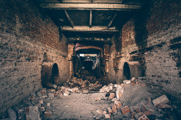 Opuszczone ruiny tunelu ścieków przemysłowych, widok korytarza kanalizacji, perspektywy, ruiny i rozbiórki - Zdjęcie, obraz