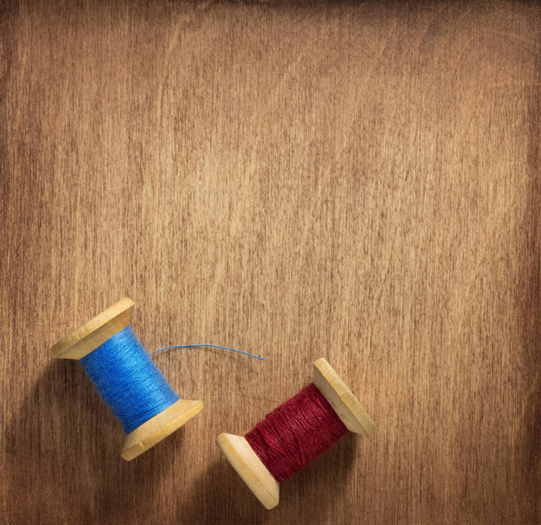 spool of thread on wood - Foto, Imagem