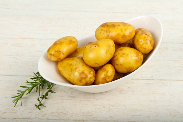 Otlu çiğ patates. - Fotoğraf, Görsel