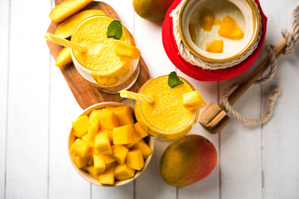 Mango Lassi vagy smoothie, a nagy pohár, túró, darabokra vágott gyümölcsöt és turmixgép - Fotó, kép