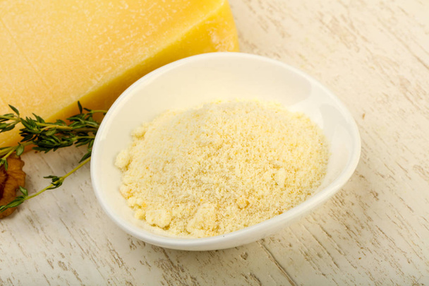 Пармезан тертий сир з волоськими горіхами і чебрецем
 - Фото, зображення