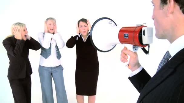 Empresário falando através de um megafone em seus assistentes
 - Filmagem, Vídeo