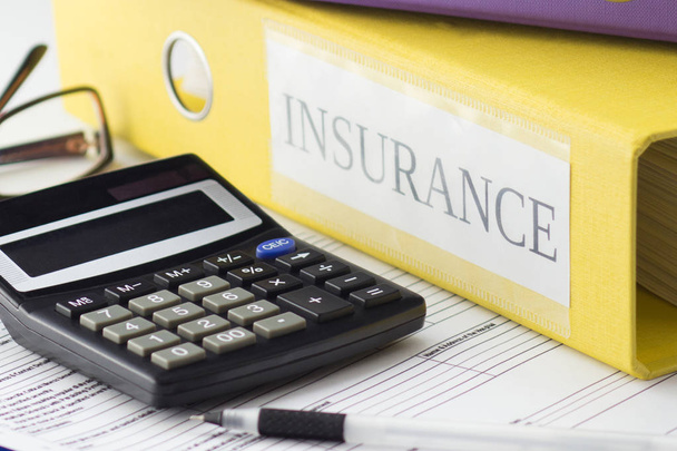 Clean insurance form, folders, glasses, calculator and a pen - Foto, Bild