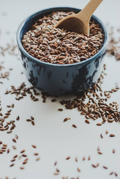 Чаша, полная коричневого льна или льняного семени
 - Фото, изображение