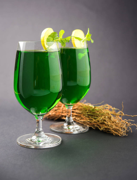 Chrysopogon zizanioides ή εκχύλισμα γρασίδι πράσινο Khus Sharbat ή Vetiver σερβίρεται σε ψηλό ποτήρι με φύλλα μέντας, δημοφιλή καλοκαίρι δροσιστικά ποτά από την Ινδία - Φωτογραφία, εικόνα