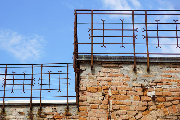 balcone medievale di fronte al castello Su una facciata di mattoni rossi
 . - Foto, immagini