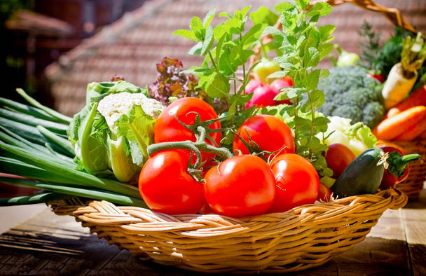 Healthy diet based on fresh organic vegetables - eating healthy food - Foto, afbeelding